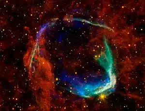 Überlagerung der Aufnahmen des Chandra-Weltraumteleskops, XMM-Newton (blau, grün) und des Spitzer-Weltraumteleskops sowie des WISE (rot).