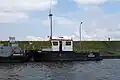Die Riehe (Baujahr 1996) ist mit 12,09&nbsp;m das kürzeste Schiff der Klasse