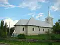 Orthodoxe Kirche in Alunișu und eine Büste von Avram Iancu