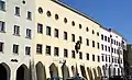 Rathaus (gelber Putzbau) am Stadtplatz