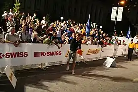 Raynard Tissink wirft an der Ziellinie des Ironman Wisconsin Hüte in die Menge (2009)