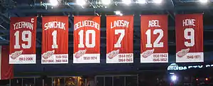 Banner mit den nicht mehr vergebenen Trikotnummern der Red Wings unter der Hallendecke