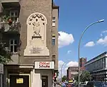 Relief Johann&nbsp;II. im Stadtbild, Eckhaus Markgrafenstraße / Mariendorfer Damm, im Hintergrund das Ullsteinhaus