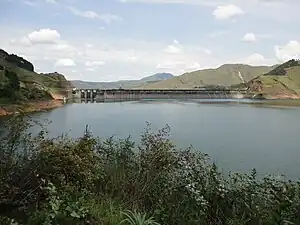 Wasserseite des Bauwerks mit Stausee