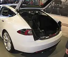 Tesla Model S (2012), hier mit zwei zusätzlichen Kindersitzen im Heck als Zubehör.
