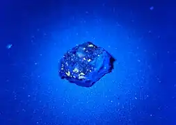 Fluoreszierender „Ribbeck“-Meteorit im UV-Licht mit λ = 365&nbsp;nm