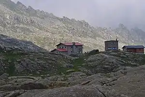 In der Mitte die neue, daneben die alte Hütte