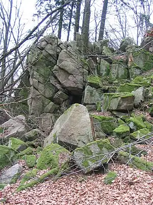Flasergranitoid-Felsklippe auf der Rimdidim-Höhe (499&nbsp;m ü.&nbsp;NN)