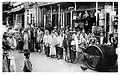 Menschen ziehen Walze für Straßenbau in Indien, 1930