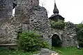 Ruine der Basilika mit altem Eingang