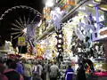Losbude auf dem Roonkarker Mart mit Blick auf das Riesenrad