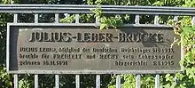 Gedenkschrift an der Leberbrücke im Kiez Rote Insel in Berlin-Schöneberg