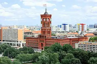 Rotes Rathaus, einst dicht umbaut – heute umgeben von DDR-Bauten und Freiflächen