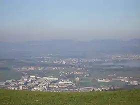 Blick über Ennetsee (vorne Rotkreuz, dann die zu Hünenberg gehörende Gewerbezone "Bösch", im Hintergrund am Seeufer: Cham)