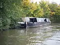 Aufgegebenes Narrowboat mit Butty am Kanalufer