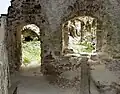 Burgruine Hardegg. Die Innenansicht zeigt romanische Rund- und gotische Spitz-Bögen.