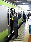 Oshiya bei der Arbeit, hier allerdings bei der S-Bahn-artigen Yamanote Line