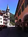 Dorfzentrum mit der Pfarrkirche und der Casa Bezzola mit Post und Restaurant