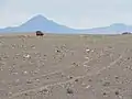 km 58, 3418 m ü.&nbsp;M.:(22°&nbsp;43′&nbsp;S, 68°&nbsp;24′&nbsp;W-22.718888888889-68.4077777777783418)Beim höchsten Punkt über den Paso Barros Arana durch die Hochebene der Cordillera de Domeyko. Im Hintergrund der Vulkan Licancabur, der auffälligste Berg im Andenpanorama.