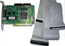 SCSI-3-„Controller“ (eigentlich ein Host Bus Adapter) mit 50-Pin-Kabel
