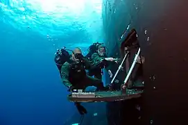 Zwei SEALs an einer Druckschleuse der Hawaii
