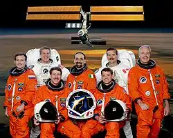 v.&nbsp;l.&nbsp;n.&nbsp;r. vorne sitzend: Kent Rominger, Jeffrey Ashby;hinten stehend: Juri Lontschakow, Scott Parazynski, Umberto Guidoni, Chris  Hadfield, John Phillips