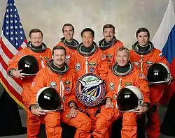 v. l. n. r. vorne: Scott Altman, Terrence Wilcutt; hinten: Boris Morukow, Richard Mastracchio, Edward Lu, Daniel Burbank, Juri Malentschenko