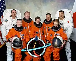 v.&nbsp;l.&nbsp;n.&nbsp;r. Vorne: James Kelly, Wendy Lawrence, Eileen Collins, Hinten: Stephen Robinson, Andrew Thomas, Charles Camarda, Noguchi Sōichi