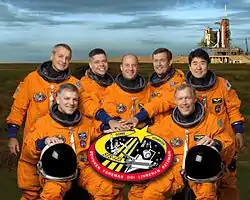 v.l.n.r Vorne: Gregory H. Johnson, Dominic Gorie;Hinten: Richard Linnehan, Robert Behnken, Garrett Reisman, Michael Foreman, Takao Doi