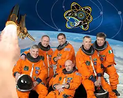 Vorne sitzend v.&nbsp;l.&nbsp;n.&nbsp;r. Gregory H. Johnson, Mark Kelly, Andrew Feustel, hintere Reihe v.&nbsp;l.&nbsp;n.&nbsp;r.Michael Fincke, Greg Chamitoff, Roberto Vittori