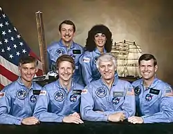 v. l. n. r. Vorne: Richard Mullane, Steven Hawley, Henry Hartsfield, Michael Coats;Hinten: Charles Walker, Judith Resnik