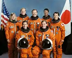 v. l. n. r. Vorne: Jerome Apt und Curtis Brown Hinten: Jan Davis, Mark Lee, Robert Gibson, Mae Jemison and Mamoru Mōri