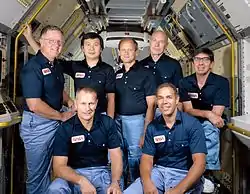 v.&nbsp;l.&nbsp;n.&nbsp;r. vorn: Robert Overmyer, Frederick Gregory, hinten: Don Lind, Taylor Wang, Norman Thagard, William Thornton, Lodewijk van den Berg