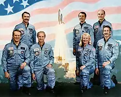v.&nbsp;l.&nbsp;n.&nbsp;r. Vorne: Karol Bobko, Donald Williams, Rhea Seddon, Jeffrey HoffmanHinten: David Griggs, Charles Walker, Jake Garn