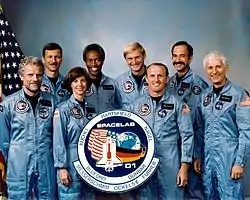 v. l. n. r. Vorne: Reinhard Furrer, Bonnie Dunbar, James Buchli, Henry Hartsfield;Hinten: Steven Nagel, Guion Bluford, Ernst Messerschmid, Wubbo Ockels