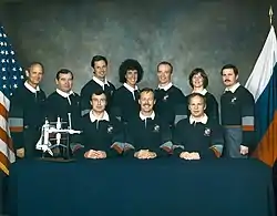 v. l. n. r. Vorne: Wladimir Deschurow, Robert Gibson, Anatoli Solowjow;Hinten: Norman Thagard, Gennadi Strekalow, Gregory Harbaugh, Ellen Baker, Charles Precourt, Bonnie Dunbar, Nikolai Budarin