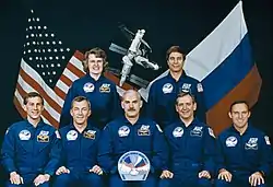 v. l. n. r. hinten: Shannon Lucid, John Blahavorne: Jay Apt, Terrence Wilcutt, William Readdy, Thomas Akers, Carl Walz