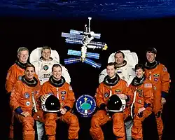 v. l. n. r. Vorne: Michael Bloomfield, James Wetherbee, Wendy LawrenceHinten: Jean-Loup Chrétien, Scott Paraczynski, Wladimir Titow, Michael Foale