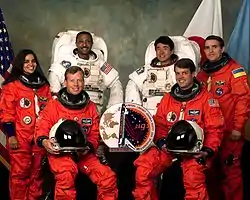 v. l. n. r. Vorne: Steven Lindsey, Kevin Kregel;Mitte: Kalpana Chawla, Leonid Kadenjuk;Hinten: Winston Scott, Takao Doi