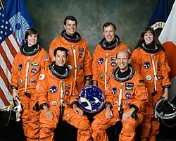 v.&nbsp;l.&nbsp;n.&nbsp;r. vorne sitzend: Mamoru Mōri, Gerhard Thiele; hinten stehend: Janice Voss, Kevin Kregel, Dominic Gorie, Janet Kavandi