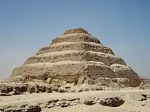 Ansicht der Djoser-Pyramide von Südosten