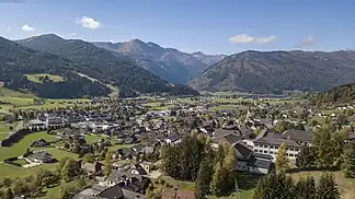 Blick auf St. Michael; mittig im Hintergrund die nordöstliche Hafnergruppe (v.&nbsp;l.&nbsp;n.&nbsp;r. Tschanegg, Kareck, Steinwandeck, Brandriegel, Schlungkopf, Storzspitze, Zickenberg).