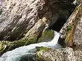 Austritt des Wasserfalles aus der Kalksteinhöhle