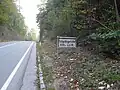 B&nbsp;154 bei der Passhöhe mit Schild
