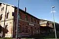 Schlema unt Bf, Empfangsgebäude mit Stationsbezeichnung (2012)