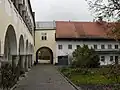 Innenhof mir Arkadenfassade