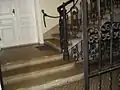 Antrittsstufen ins Stiegenhaus, allesamt Kaiserstein