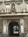Schottenfeldgasse 45 Portal mit Merkur in der Nische bekrönt