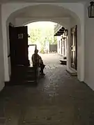 Einfahrt in den Pawlatschenhof, Ziegelboden