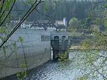Seeseite der Staumauer mit dem Entnahmeturm